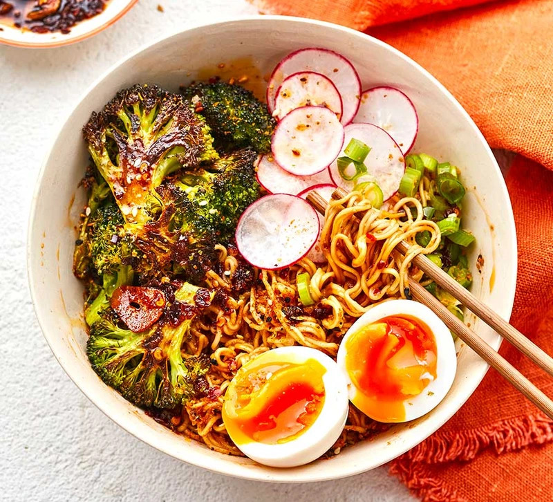 Sült brokkolis-szezámmagos ramen tészta