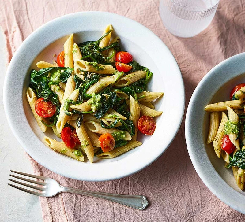 Pestós-spenótos penne pirított dióval